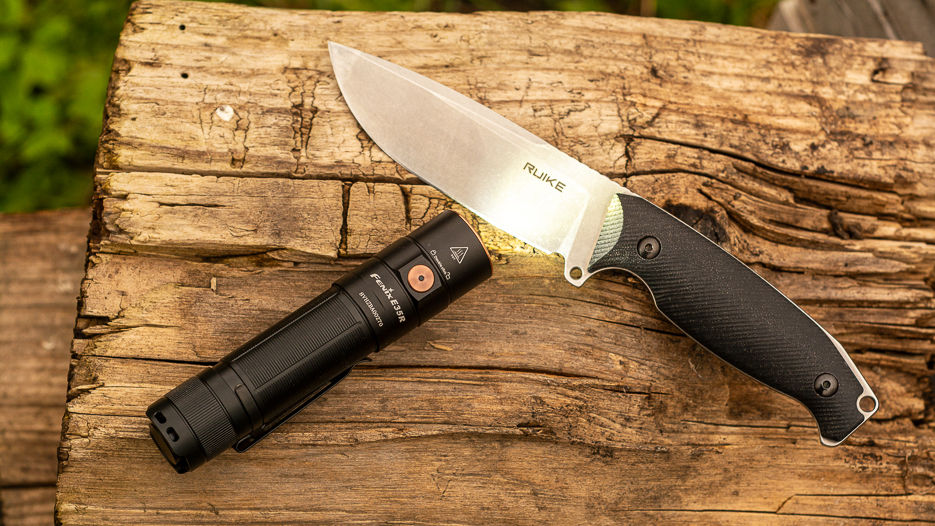 The Fenix E35R is a very powerful (3100 lumens) pocket flashlight just 12 cm long.