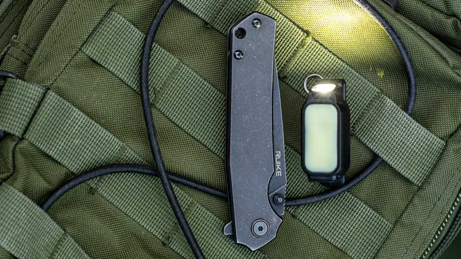 Fenix MINI-LITE shines with a directional white light,